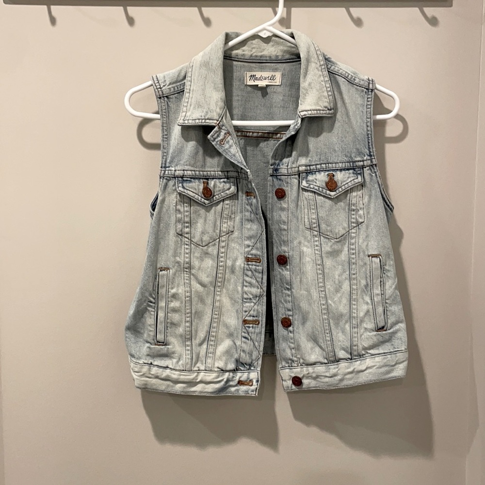 Madewell denim vest!!